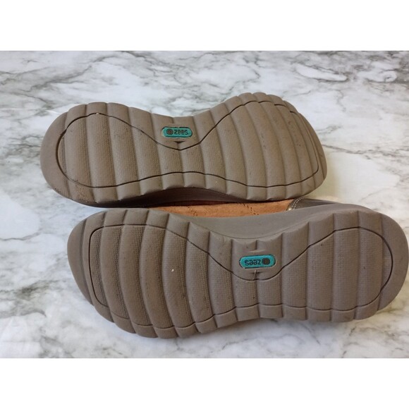 B Zees Golden Toffee Faux Suede Faux Fur Slip On Ankle Boots Size 7 M - Picture 9 of 9